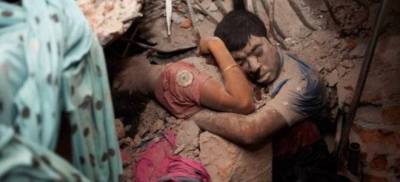 Συγκλονιστική φωτογραφία- Καταπλακώθηκαν και έμειναν αγκαλιασμένοι μέχρι να ξεψυχήσουν