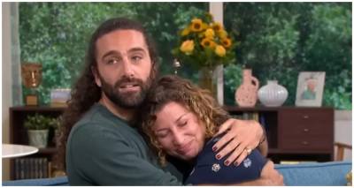 Ο άνδρας που έκανε τις αγκαλιές... επιχείρηση -Χρεώνει 85 ευρώ την ώρα