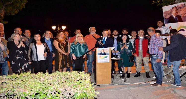 &Eta; &Lambda;ή&mu;&nu;&omicron;&sigmaf; &Mu;&pi;&rho;&omicron;&sigma;&tau;ά: &laquo;Ό&lambda;&omicron;&iota; &mu;&alpha;&zeta;ί &sigma;&upsilon;&nu;&epsilon;&chi;ί&zeta;&omicron;&upsilon;&mu;&epsilon; &tau;&eta;&nu; &pi;&rho;&omicron;&sigma;&pi;ά&theta;&epsilon;&iota;&alpha; &mu;&alpha;&sigmaf;&raquo;