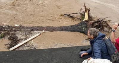 Τυφώνας Helene: Η τραγική τελευταία φωτό παππούδων με το εγγόνι τους στη σκεπή, πριν τους παρασύρει το νερό
