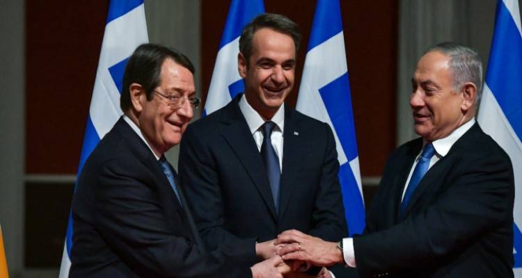 EastMed: &laquo;&Omicron;&mu;&pi;&rho;έ&lambda;&alpha;&raquo; &pi;&rho;&omicron;&sigma;&tau;&alpha;&sigma;ί&alpha;&sigmaf; &omicron; &alpha;&gamma;&omega;&gamma;ό&sigmaf; | &Tau;&alpha; &mu;&eta;&nu;ύ&mu;&alpha;&tau;&alpha; &pi;&omicron;&upsilon; &sigma;&tau;έ&lambda;&nu;&epsilon;&iota; &eta; &sigma;&upsilon;&mu;&phi;&omega;&nu;ί&alpha;