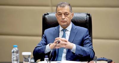 &Alpha;&lambda;&kappa;&iota;&beta;&iota;ά&delta;&eta;&sigmaf; &Sigma;&tau;&epsilon;&phi;&alpha;&nu;ή&sigmaf;: &laquo;&Sigma;&eta;&kappa;ώ&nu;&epsilon;&iota; &tau;&alpha; &chi;έ&rho;&iota;&alpha; &psi;&eta;&lambda;ά &kappa;&alpha;&nu;&epsilon;ί&sigmaf;, &mu;&epsilon; &tau;&eta;&nu; &epsilon;&pi;&iota;&chi;&epsilon;&iota;&rho;&eta;&mu;&alpha;&tau;&omicron;&lambda;&omicron;&gamma;ί&alpha; &tau;&omicron;&upsilon; &kappa;. &Mu;&omicron;&upsilon;&tau;&zeta;&omicron;ύ&rho;&eta;&raquo;