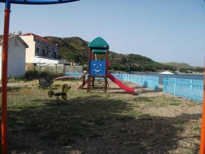 Προειδοποιητικές ταινίες στην παιδική χαρά Νέας Μαδύτου (photos)