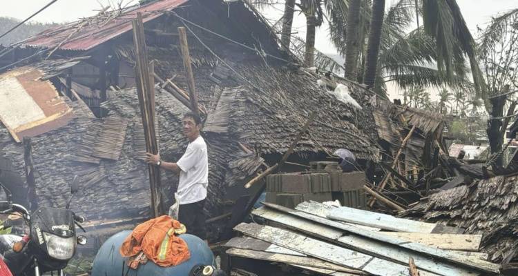 Φιλιππίνες: Ο υπερτυφώνας Μαν-γι σήκωσε σπίτια -Κύματα έως και 14 μέτρα