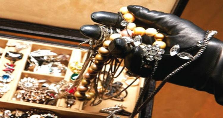 «Άνοιξαν» σπίτι στο Θάνος την ώρα που οι ιδιοκτήτες ήταν στην εκκλησία