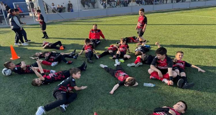 &Lambda;ή&mu;&nu;&omicron;&sigmaf;: &Pi;&alpha;&iota;&delta;&iota;&kappa;ό &Tau;&omicron;&upsilon;&rho;&nu;&omicron;&upsilon;ά &Kappa;10 &sigma;&tau;&omicron;&nu; Ά&gamma;&iota;&omicron; &Delta;&eta;&mu;ή&tau;&rho;&iota;&omicron; &mu;&epsilon; &sigma;&upsilon;&mu;&mu;&epsilon;&tau;&omicron;&chi;ή &alpha;&pi;ό &tau;&eta; &Lambda;έ&sigma;&beta;&omicron;