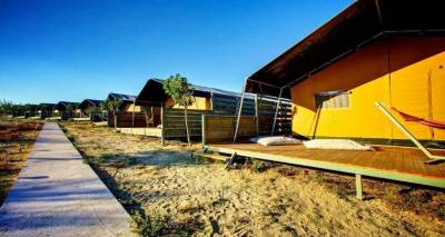 &Eta; &Lambda;ή&mu;&nu;&omicron;&sigmaf; &alpha;&pi;&omicron;&kappa;&tau;ά &mu;&iota;&alpha; &theta;έ&sigma;&eta; &sigma;&tau;&omicron; glamping: &Delta;&iota;&alpha;&kappa;&omicron;&pi;έ&sigmaf; &sigma;&epsilon; &pi;&epsilon;&nu;&tau;ά&sigma;&tau;&epsilon;&rho;&epsilon;&sigmaf;... &sigma;&kappa;&eta;&nu;έ&sigmaf; &pi;ά&nu;&omega; &sigma;&tau;&eta;&nu; ά&mu;&mu;&omicron; (photos)