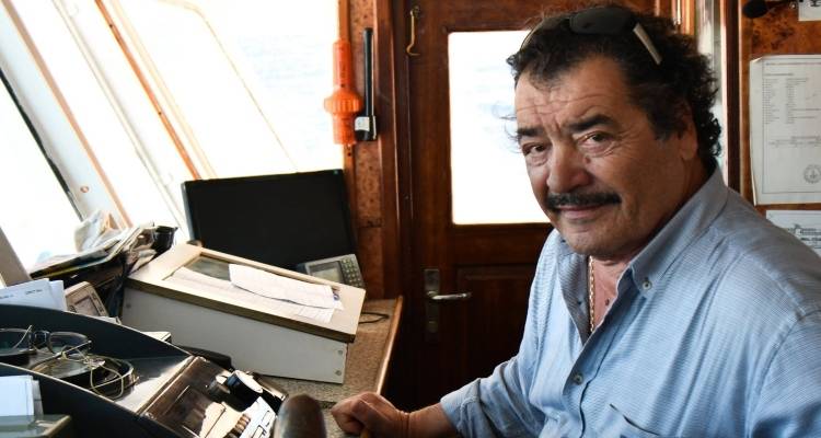 &Pi;έ&theta;&alpha;&nu;&epsilon; &omicron; &Gamma;&iota;ά&nu;&nu;&eta;&sigmaf; &Sigma;&kappa;&omicron;&pi;&epsilon;&lambda;ί&tau;&eta;&sigmaf;, &omicron; &kappa;&alpha;&pi;&epsilon;&tau;ά&nu;&iota;&omicron;&sigmaf; &tau;&omicron;&upsilon; &pi;&lambda;&omicron;ί&omicron;&upsilon;-&sigma;ύ&mu;&beta;&omicron;&lambda;&omicron; &tau;&omega;&nu; &Mu;&iota;&kappa;&rho;ώ&nu; &Kappa;&upsilon;&kappa;&lambda;ά&delta;&omega;&nu;