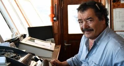 &Pi;έ&theta;&alpha;&nu;&epsilon; &omicron; &Gamma;&iota;ά&nu;&nu;&eta;&sigmaf; &Sigma;&kappa;&omicron;&pi;&epsilon;&lambda;ί&tau;&eta;&sigmaf;, &omicron; &kappa;&alpha;&pi;&epsilon;&tau;ά&nu;&iota;&omicron;&sigmaf; &tau;&omicron;&upsilon; &pi;&lambda;&omicron;ί&omicron;&upsilon;-&sigma;ύ&mu;&beta;&omicron;&lambda;&omicron; &tau;&omega;&nu; &Mu;&iota;&kappa;&rho;ώ&nu; &Kappa;&upsilon;&kappa;&lambda;ά&delta;&omega;&nu;