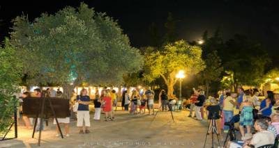 &Eta; έ&kappa;&theta;&epsilon;&sigma;&eta; &laquo;&Mu;&pi;&lambda;&epsilon;&raquo; &tau;&eta;&sigmaf; &Phi;&omega;&tau;&omicron;&gamma;&rho;&alpha;&phi;&iota;&kappa;ή&sigmaf; &Omicron;&mu;ά&delta;&alpha;&sigmaf; &Lambda;ή&mu;&nu;&omicron;&upsilon; &tau;&alpha;&xi;&iota;&delta;&epsilon;ύ&epsilon;&iota; &sigma;&tau;&eta;&nu; &Alpha;&theta;ή&nu;&alpha;