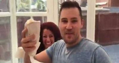 Το πιο μακρινό delivery: Σουβλάκι «ταξίδεψε» 3.641 χιλιόμετρα από Ελλάδα στη Βρετανία (photos + video)