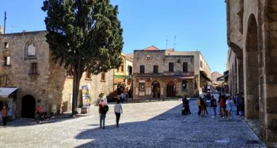 &laquo;&Epsilon;&lambda;έ&gamma;&xi;&tau;&epsilon; &alpha;&upsilon;&tau;ά &pi;&omicron;&upsilon; &lambda;έ&omega; &kappa;&alpha;&iota; &theta;&alpha; &beta;&gamma;ά&lambda;&epsilon;&tau;&epsilon; &lambda;&alpha;&beta;&rho;ά&kappa;&iota;&raquo;: &Eta; &kappa;&alpha;&tau;&alpha;&gamma;&gamma;&epsilon;&lambda;ί&alpha; &pi;&omicron;&upsilon; &xi;&epsilon;&sigma;&kappa;έ&pi;&alpha;&sigma;&epsilon; &tau;&omicron; &kappa;ύ&kappa;&lambda;&omega;&mu;&alpha; &sigma;&tau;&eta;&nu; &Pi;&omicron;&lambda;&epsilon;&omicron;&delta;&omicron;&mu;ί&alpha; &Rho;ό&delta;&omicron;&upsilon;