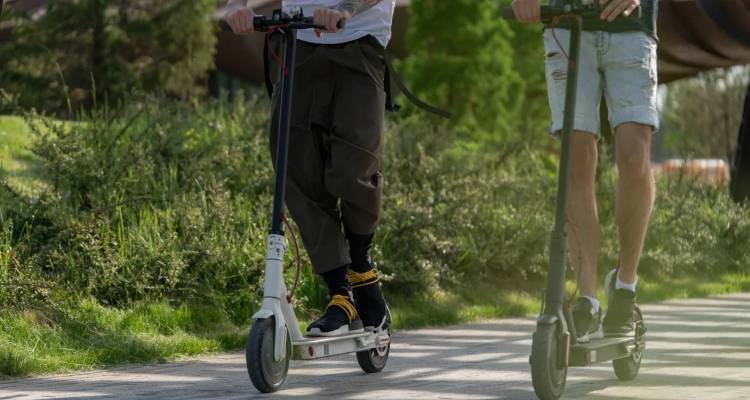 Ανεξέλεγκτα πατίνια στους δρόμους των πόλεων -Το ηλικιακό όριο, οι ταχύτητες που επιτρέπονται