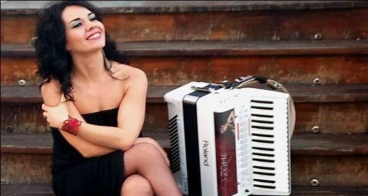 Η Ζωή Τηγανούρια αποκαλύπτεται στον FM 100 πριν τη «βόλτα στο φεγγάρι» (mp3)