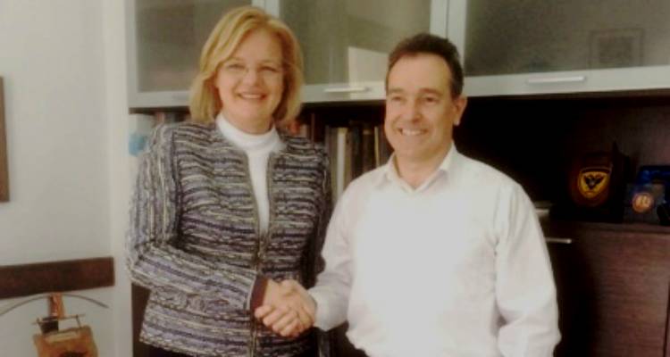 &Mu;&epsilon; &tau;&eta;&nu; &Pi;&rho;έ&sigma;&beta;&epsilon;&iota;&rho;&alpha; &tau;&eta;&sigmaf; &Alpha;&upsilon;&sigma;&tau;&rho;ί&alpha;&sigmaf; &sigma;&tau;&eta;&nu; &Epsilon;&lambda;&lambda;ά&delta;&alpha; &sigma;&upsilon;&nu;&alpha;&nu;&tau;ή&theta;&eta;&kappa;&epsilon; &omicron; Έ&pi;&alpha;&rho;&chi;&omicron;&sigmaf; &Lambda;ή&mu;&nu;&omicron;&upsilon;