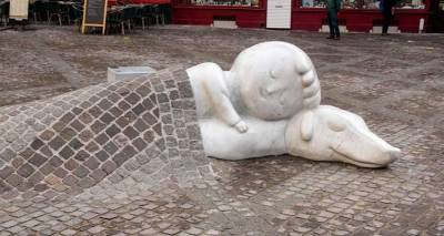 Αμβέρσα: Το συγκινητικό γλυπτό που υμνεί την αγάπη μεταξύ σκύλου και ανθρώπου