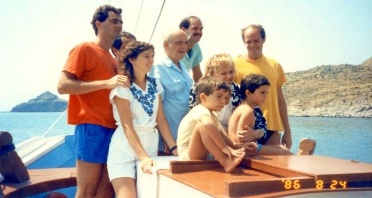 &Nu;ί&kappa;&omicron;&sigmaf; &Pi;&alpha;&pi;&alpha;&nu;&delta;&rho;έ&omicron;&upsilon;: &laquo;&Pi;&alpha;&iota;&delta;ί &mu;&omicron;&upsilon;, &sigma;&tau;&eta; &Lambda;ή&mu;&nu;&omicron; &alpha;&kappa;&omicron;ύ&epsilon;&iota;&sigmaf; &tau;&eta;&nu; &alpha;&lambda;&mu;ύ&rho;&alpha;!&raquo;