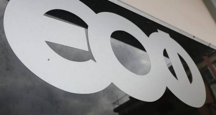 &Omicron; &Epsilon;&Omicron;&Phi; &alpha;&nu;&alpha;&kappa;&alpha;&lambda;&epsilon;ί &pi;&alpha;&rho;&tau;ί&delta;&alpha; &alpha;&nu;&tau;&iota;&pi;&eta;&kappa;&tau;&iota;&kappa;&omicron;ύ &phi;&alpha;&rho;&mu;ά&kappa;&omicron;&upsilon;