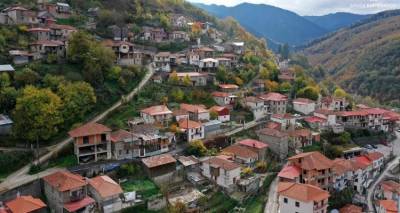 Φουρνά Ευρυτανίας: Πώς η δασκάλα και ο ιερέας φέρνουν κατοίκους στο χωριό -Και 2η πολύτεκνη οικογένεια αποφάσισε να μετακομίσει