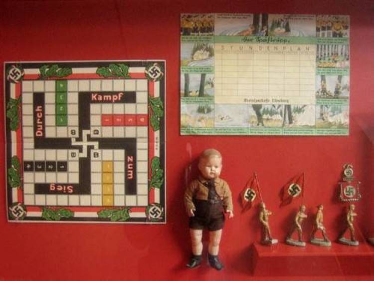 Oυρές χρυσαυγιτών σπεύδουν να σβήσουν τις σβάστικες και τα τατουάζ