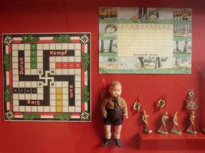 Oυρές χρυσαυγιτών σπεύδουν να σβήσουν τις σβάστικες και τα τατουάζ