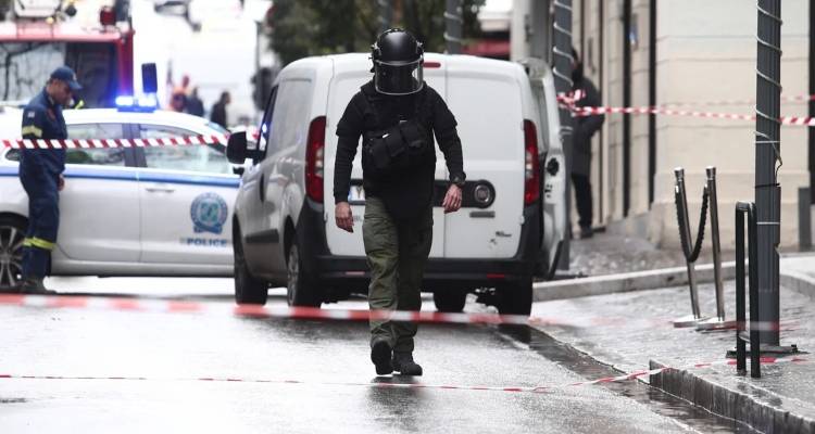 Ολόκληρο οπλοστάσιο βρέθηκε σε κάδο απορριμμάτων στην Καισαριανή
