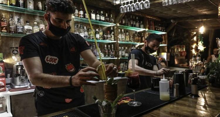 Βόρειο Αιγαίο: Πρόστιμα και «λουκέτα» σε καταστήματα που εξυπηρετούσαν όρθιους πελάτες