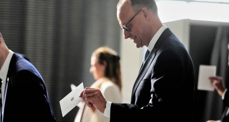 Ανακούφιση μετά το θρίλερ στη Γερμανία: Εξελέγη καγκελάριος ο Μερτς με 325 ψήφους