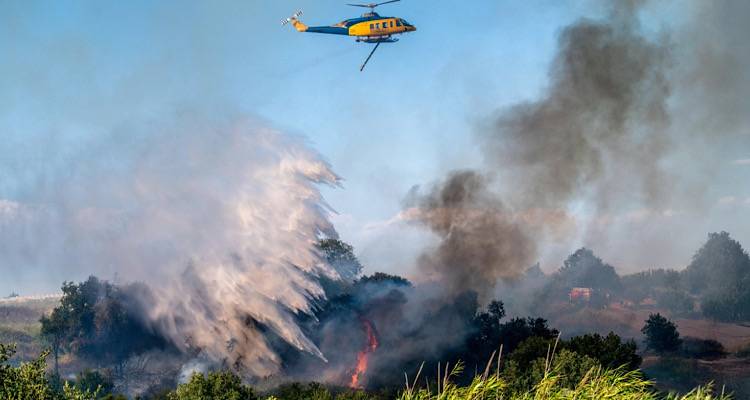 Εκκένωση 15 οικισμών στην Αχαΐα και ένας εγκαυματίας, μπαράζ από 112 για απομάκρυνση στη Χίο | Μαίνονται οι φωτιές σε Πρέβεζα, Άρτα, Βόνιτσα