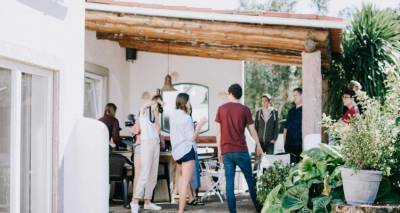 Πού πήγε το παλιό, το «ορθόδοξο» σπιτικό πάρτι; -Οι λόγοι της ραγδαίας μείωσής τους -Τι κάνουν οι νέοι σήμερα