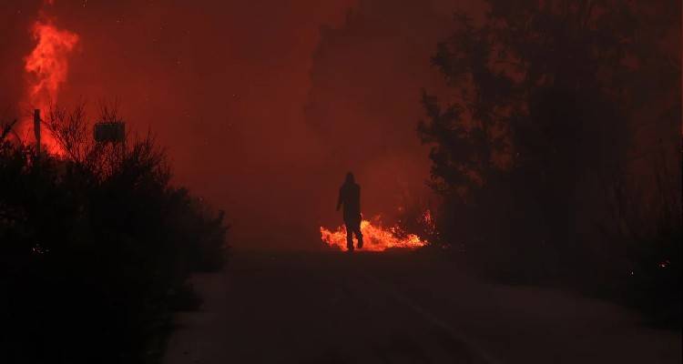 &Nu;ύ&chi;&tau;&alpha;-&kappa;ό&lambda;&alpha;&sigma;&eta; &mu;&epsilon; &tau;&eta; &phi;&omega;&tau;&iota;ά &sigma;&tau;&eta;&nu; &Pi;&epsilon;&nu;&tau;έ&lambda;&eta;: &Epsilon;&kappa;&kappa;&epsilon;&nu;ώ&nu;&epsilon;&tau;&alpha;&iota; &tau;&omicron; &Nu;&omicron;&sigma;&omicron;&kappa;&omicron;&mu;&epsilon;ί&omicron; &Pi;&alpha;ί&delta;&omega;&nu;, &omicron; ά&nu;&epsilon;&mu;&omicron;&sigmaf; &alpha;&lambda;&lambda;ά&zeta;&epsilon;&iota; &delta;&iota;&alpha;&rho;&kappa;ώ&sigmaf; &kappa;&alpha;&tau;&epsilon;&upsilon;&theta;ύ&nu;&sigma;&epsilon;&iota;&sigmaf;