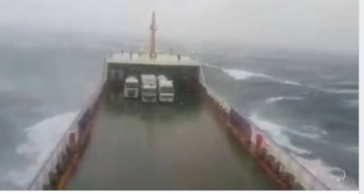 &Lambda;ή&mu;&nu;&omicron;&sigmaf;: &Beta;ί&nu;&tau;&epsilon;&omicron; &pi;&omicron;&upsilon; &laquo;&kappa;ό&beta;&epsilon;&iota;&raquo; &tau;&eta;&nu; &alpha;&nu;ά&sigma;&alpha; | &Pi;&lambda;&omicron;ί&omicron; &pi;&alpha;&lambda;&epsilon;ύ&epsilon;&iota; &mu;&epsilon; &tau;&epsilon;&rho;ά&sigma;&tau;&iota;&alpha; &kappa;ύ&mu;&alpha;&tau;&alpha;