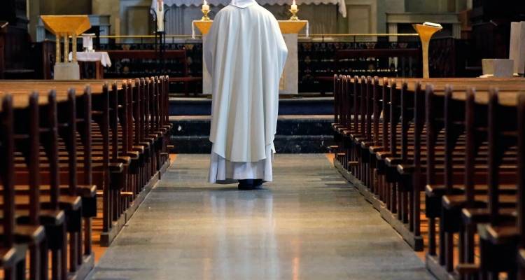 &Pi;ώ&sigmaf; &alpha;&pi;&omicron;&kappa;&alpha;&lambda;ύ&phi;&theta;&eta;&kappa;&epsilon; &tau;&omicron; &sigma;&kappa;ά&nu;&delta;&alpha;&lambda;&omicron; &sigma;&tau;&eta;&nu; &Kappa;&alpha;&theta;&omicron;&lambda;&iota;&kappa;ή &Epsilon;&kappa;&kappa;&lambda;&eta;&sigma;ί&alpha; &Epsilon;&lambda;&lambda;ά&delta;&omicron;&sigmaf; -&Tau;&alpha; &epsilon;&mu;&beta;ά&sigma;&mu;&alpha;&tau;&alpha;, &omicron;&iota; &epsilon;&pi;&iota;&chi;&epsilon;&iota;&rho;&eta;&mu;&alpha;&tau;ί&epsilon;&sigmaf; &kappa;&alpha;&iota; &tau;&omicron; &xi;έ&pi;&lambda;&upsilon;&mu;&alpha;