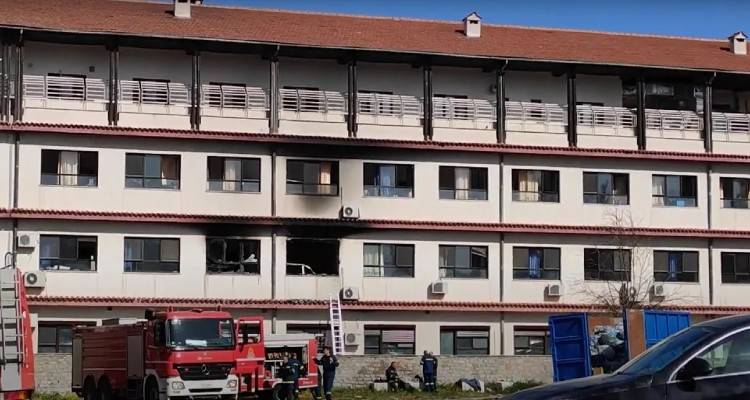 Έ&nu;&alpha;&sigmaf; &nu;&epsilon;&kappa;&rho;ό&sigmaf;, 5 &tau;&rho;&alpha;&upsilon;&mu;&alpha;&tau;ί&epsilon;&sigmaf; &alpha;&pi;ό &tau;&eta; &phi;&omega;&tau;&iota;ά &sigma;&tau;&omicron; &nu;&omicron;&sigma;&omicron;&kappa;&omicron;&mu;&epsilon;ί&omicron; &Pi;&alpha;&pi;&alpha;&nu;&iota;&kappa;&omicron;&lambda;ά&omicron;&upsilon; | &Epsilon;&kappa;&tau;ά&kappa;&tau;&omega;&sigmaf; &sigma;&tau;&eta; &Theta;&epsilon;&sigma;&sigma;&alpha;&lambda;&omicron;&nu;ί&kappa;&eta; &Pi;&lambda;&epsilon;ύ&rho;&eta;&sigmaf;-&Gamma;&kappa;ά&gamma;&kappa;&alpha;