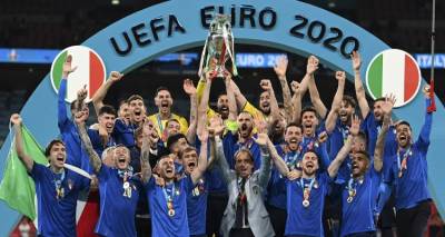 EURO 2021: &Eta; &Iota;&tau;&alpha;&lambda;ί&alpha; &pi;&rho;&omega;&tau;&alpha;&theta;&lambda;ή&tau;&rho;&iota;&alpha; &Epsilon;&upsilon;&rho;ώ&pi;&eta;&sigmaf;, &nu;ί&kappa;&eta;&sigma;&epsilon; 3-2 &tau;&eta;&nu; &Alpha;&gamma;&gamma;&lambda;ί&alpha; &sigma;&tau;&alpha; &pi;έ&nu;&alpha;&lambda;&tau;&iota;!