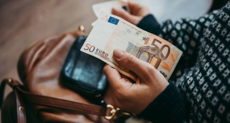 Φαρμάκι η πρώτη υπογραφή εγγράφου της Λαγκάρντ ως ΕΚΤ, για την Ελλάδα | Μπλόκο στη μείωση του ορίου χρήσης μετρητών