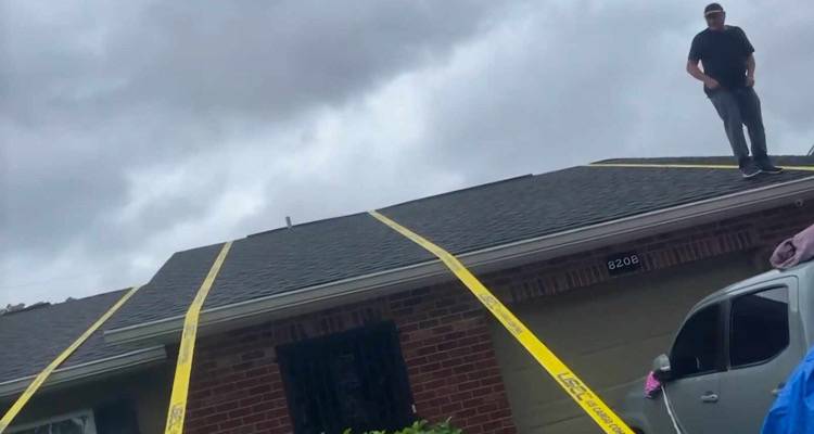 Τυφώνας Μίλτον: Έδεσαν το σπίτι τους με ιμάντες και έμεινε άθικτο (video)