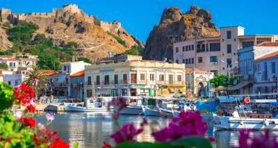 &Lambda;ή&mu;&nu;&omicron;&sigmaf;: &Omicron; &alpha;&nu;&epsilon;&rho;&chi;ό&mu;&epsilon;&nu;&omicron;&sigmaf; &tau;&omicron;&upsilon;&rho;&iota;&sigma;&tau;&iota;&kappa;ό&sigmaf; &pi;&rho;&omicron;&omicron;&rho;&iota;&sigma;&mu;ό&sigmaf; &mu;&epsilon; &tau;&eta;&nu; &mu;&omicron;&nu;&alpha;&delta;&iota;&kappa;ή &gamma;&alpha;&sigma;&tau;&rho;&omicron;&nu;&omicron;&mu;ί&alpha;, &tau;&alpha; &alpha;&tau;&omicron;ύ &tau;&omicron;&upsilon; &nu;&eta;&sigma;&iota;&omicron;ύ