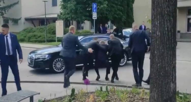 Σλοβακία: Πυροβόλησαν τον πρωθυπουργό Ρόμπερτ Φίτσο -Μεταφέρθηκε στο νοσοκομείο με τραύμα στην κοιλιά