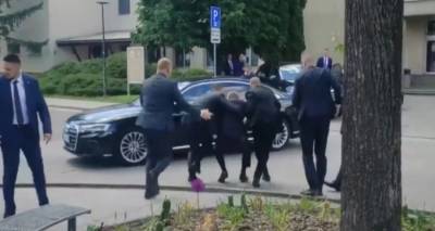 Σλοβακία: Πυροβόλησαν τον πρωθυπουργό Ρόμπερτ Φίτσο -Μεταφέρθηκε στο νοσοκομείο με τραύμα στην κοιλιά