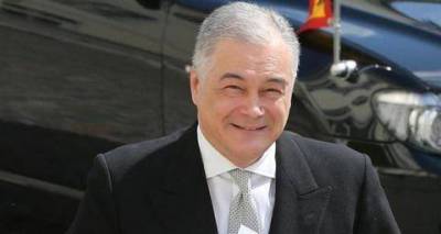 &Gamma;&iota;&alpha;&tau;ί &pi;&alpha;&rho;&alpha;&iota;&tau;ή&theta;&eta;&kappa;&epsilon; &omicron; έ&lambda;&lambda;&eta;&nu;&alpha;&sigmaf; &pi;&rho;έ&sigma;&beta;&eta;&sigmaf; &sigma;&tau;&omicron; &Beta;&epsilon;&rho;&omicron;&lambda;ί&nu;&omicron;