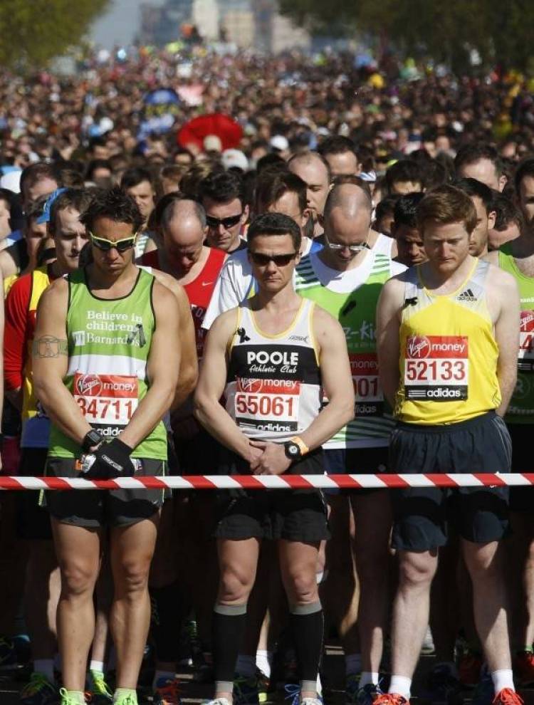 Ράγισαν και οι πέτρες -Σιγή από 36.000 δρομείς στο μαραθώνιο του Λονδίνου για θύματα της Βοστώνης