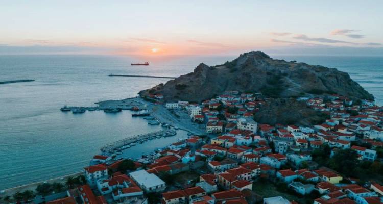 VIA LEMNIA: Έ&nu;&alpha; &tau;&alpha;&xi;ί&delta;&iota; &sigma;&tau;&eta;&nu; &pi;&alpha;&rho;ά&delta;&omicron;&sigma;&eta;, &tau;&eta; &gamma;&epsilon;ύ&sigma;&eta; &kappa;&alpha;&iota; &tau;&eta;&nu; &iota;&sigma;&tau;&omicron;&rho;ί&alpha; &tau;&eta;&sigmaf; &Lambda;ή&mu;&nu;&omicron;&upsilon;