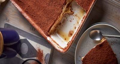 Τιραμισού με βάση βασιλόπιτας και κρασί Λήμνου