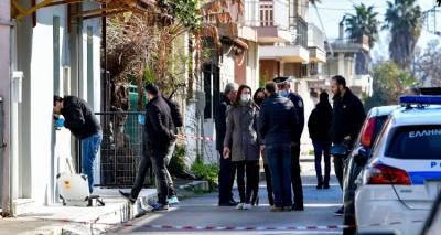 &Alpha;&nu;&delta;&rho;&alpha;&beta;ί&delta;&alpha;: &Omicron; &sigma;&pi;&iota;&tau;&omicron;&nu;&omicron;&iota;&kappa;&omicron;&kappa;ύ&rho;&eta;&sigmaf; &sigma;&kappa;ό&tau;&omega;&sigma;&epsilon; &tau;&omicron; &zeta;&epsilon;&upsilon;&gamma;ά&rho;&iota; &kappa;&alpha;&iota; &tau;&alpha; &delta;&upsilon;&omicron; &tau;&omicron;&upsilon; &pi;&alpha;&iota;&delta;&iota;ά; &Omicron;&lambda;&epsilon;&sigmaf; &omicron;&iota; &tau;&epsilon;&lambda;&epsilon;&upsilon;&tau;&alpha;ί&epsilon;&sigmaf; &pi;&lambda;&eta;&rho;&omicron;&phi;&omicron;&rho;ί&epsilon;&sigmaf;