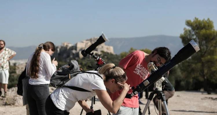 &laquo;&Beta;&rho;&alpha;&delta;&iota;ά &tau;&omicron;&upsilon; &Epsilon;&rho;&epsilon;&upsilon;&nu;&eta;&tau;ή&raquo; &alpha;&pi;ό&psi;&epsilon; &sigma;&epsilon; 15 &pi;ό&lambda;&epsilon;&iota;&sigmaf; &tau;&eta;&sigmaf; &Epsilon;&lambda;&lambda;ά&delta;&alpha;&sigmaf; | &Pi;&alpha;&rho;&alpha;&tau;ή&rho;&eta;&sigma;&eta; &tau;&omicron;&upsilon; &omicron;&upsilon;&rho;&alpha;&nu;&omicron;ύ &mu;&epsilon; &tau;&eta;&lambda;&epsilon;&sigma;&kappa;ό&pi;&iota;&omicron;, &delta;&rho;ά&sigma;&epsilon;&iota;&sigmaf;, &epsilon;&rho;&gamma;&alpha;&sigma;&tau;ή&rho;&iota;&alpha;