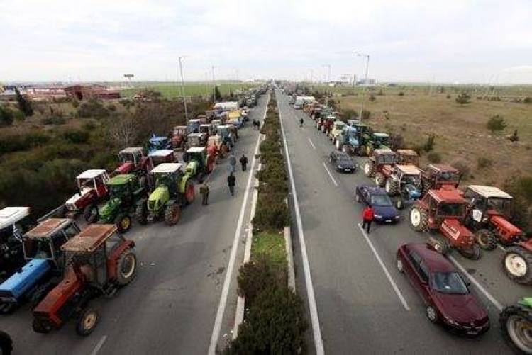 Αμετακίνητοι στα μπλόκα οι αγρότες