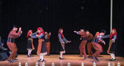 &Lambda;ύ&kappa;&epsilon;&iota;&omicron; &tau;&omega;&nu; &Epsilon;&lambda;&lambda;&eta;&nu;ί&delta;&omega;&nu; &Lambda;ή&mu;&nu;&omicron;&upsilon;: &laquo;&hellip;&Alpha;&sigmaf; &chi;&omicron;&rho;έ&psi;&omicron;&upsilon;&mu;&epsilon; &lambda;&omicron;&iota;&pi;ό&nu;!&raquo;