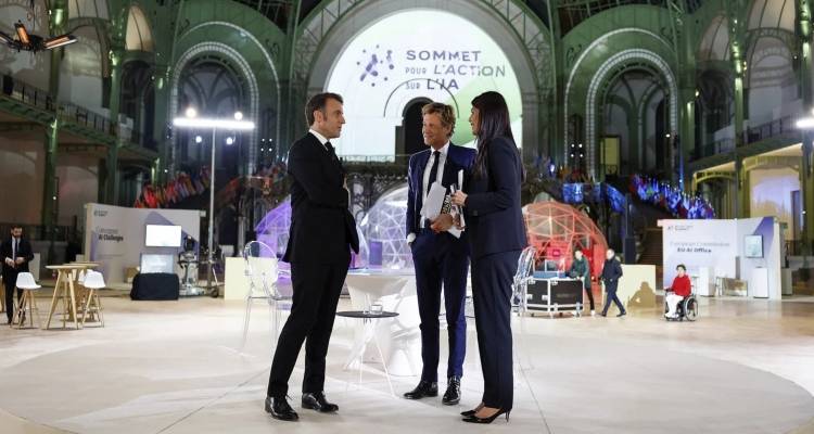 «Βάλε το βύσμα στην πρίζα, μωρό μου»: Ο Μακρόν τρολάρει τον Τραμπ στη σύνοδο για την τεχνητή νοημοσύνη