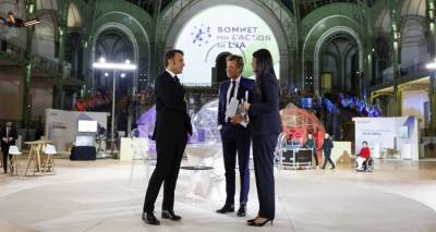 «Βάλε το βύσμα στην πρίζα, μωρό μου»: Ο Μακρόν τρολάρει τον Τραμπ στη σύνοδο για την τεχνητή νοημοσύνη